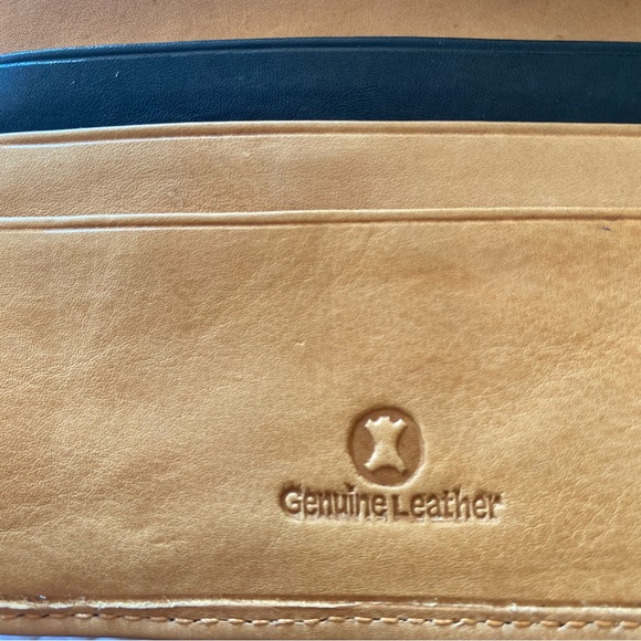 Leather trifold black/camel wallet EUC - Picture 9 of 9